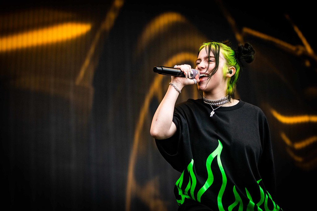 The singer does not stick to her iconic green hair